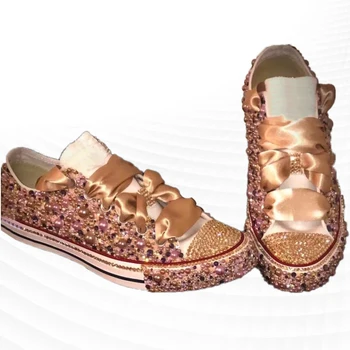 Модерна нова идентичност, многоцветни перли и кристали, с панделка, парусиновая обувки, тенденция удобни обувки за родители и деца Изображение